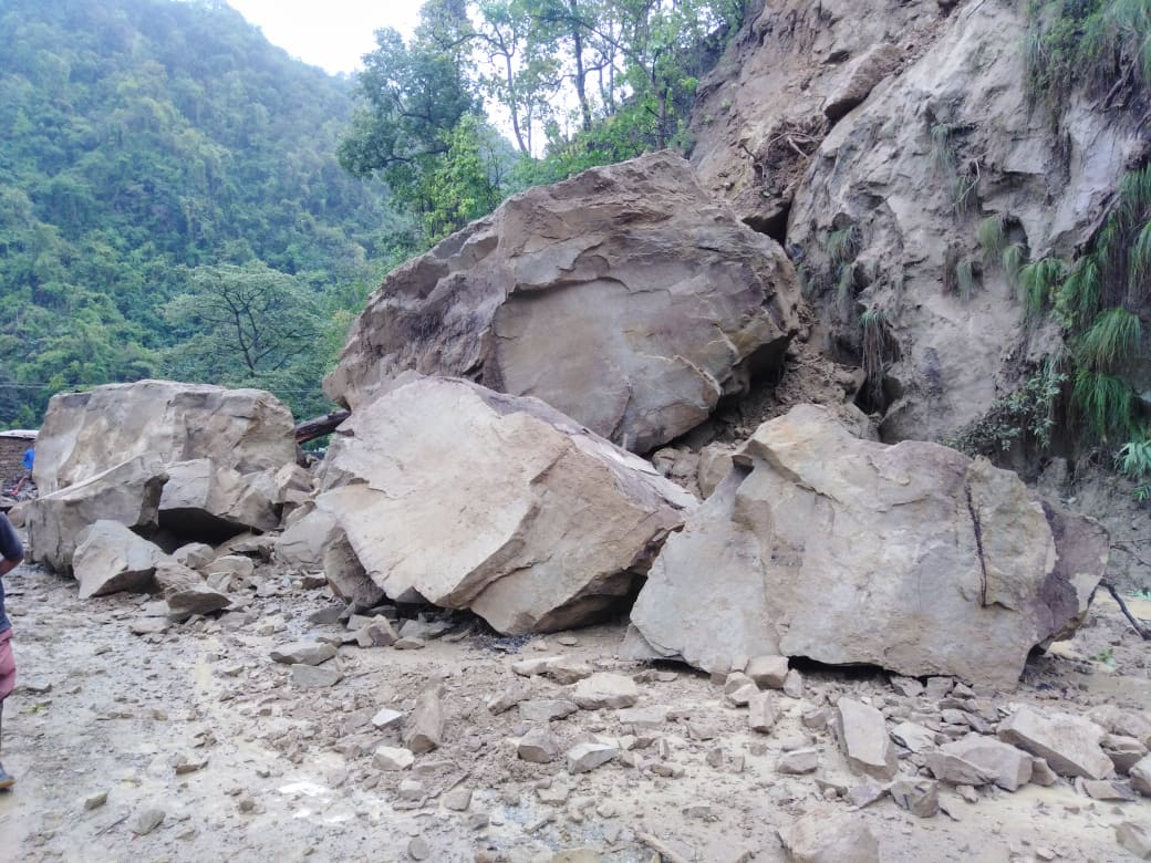 पहिरोले सिद्धार्थ राजमार्ग अवरुद्ध