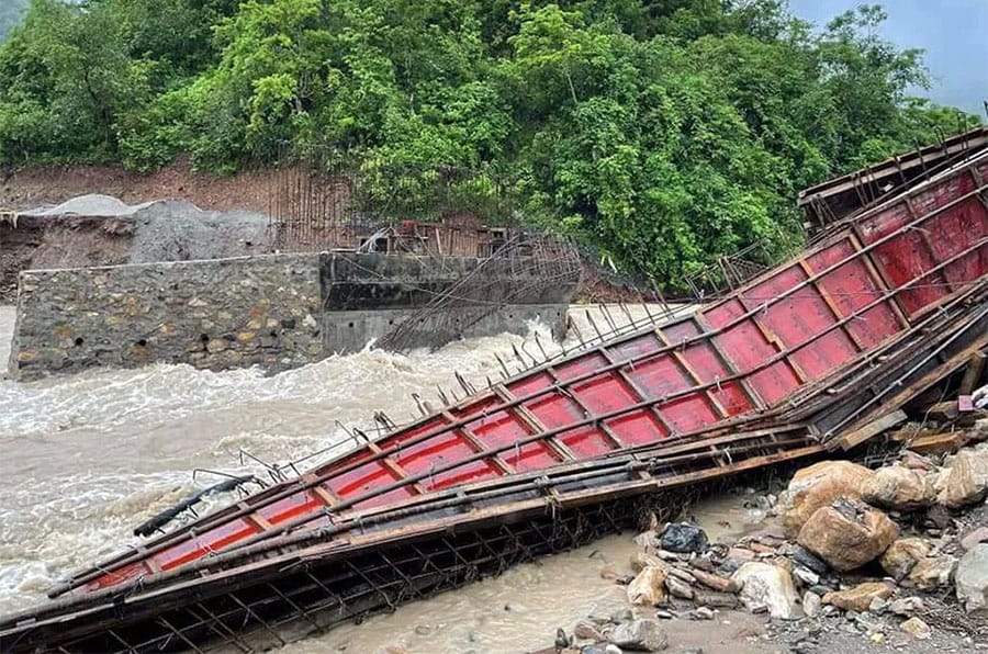 बौदीखोलामा आएको बाढीले बौदीकालीको पुल बगायो