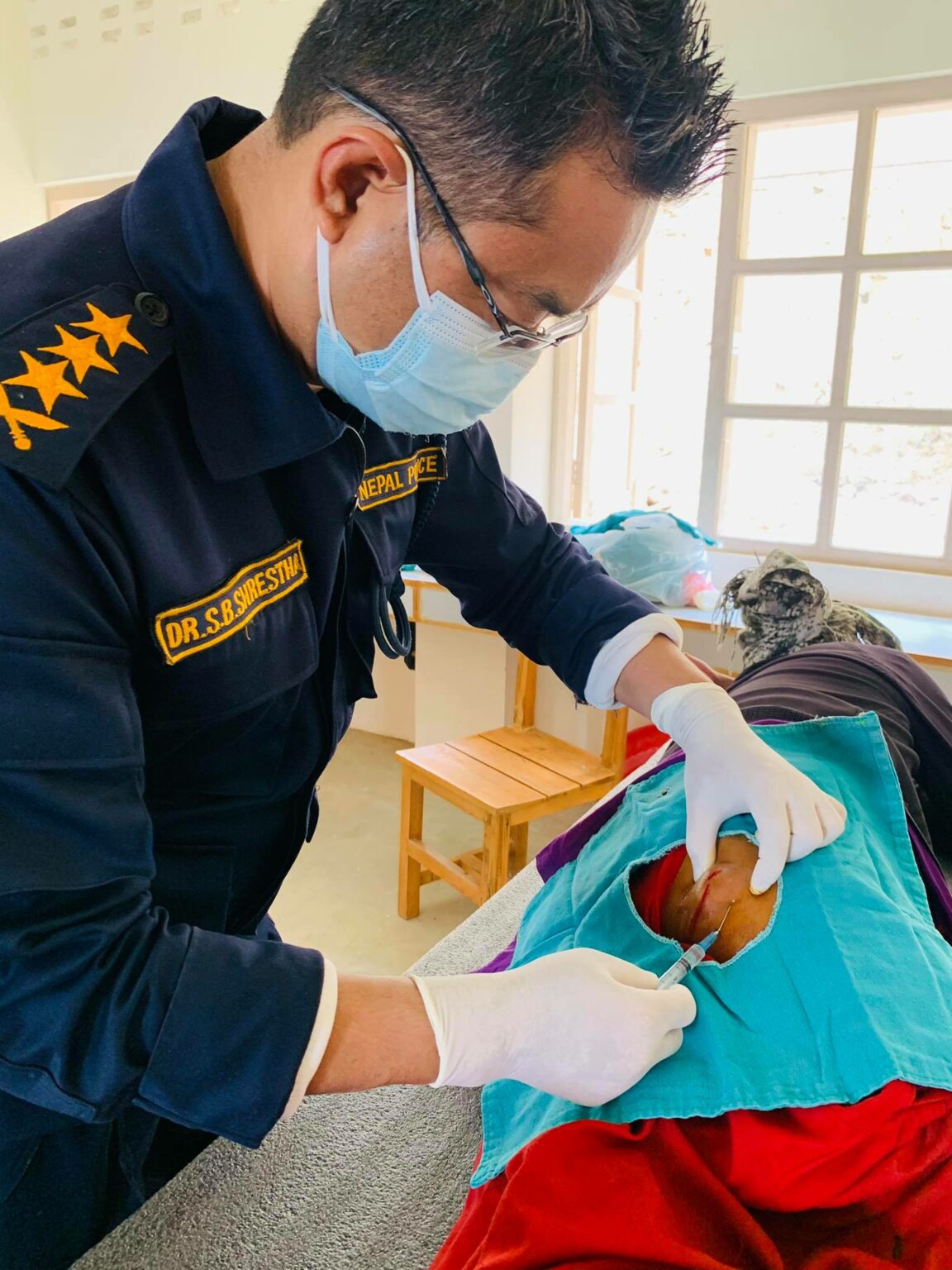 सङ्कटग्रस्त हेलम्बु र मेलम्चीवासीको उपचारमा प्रहरी अस्पतालका चिकित्सक
