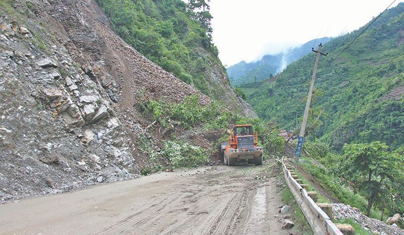 बाटो खन्न गएको डोजरलाई पहिरोले पुर्यो, २ जना बेपत्ता