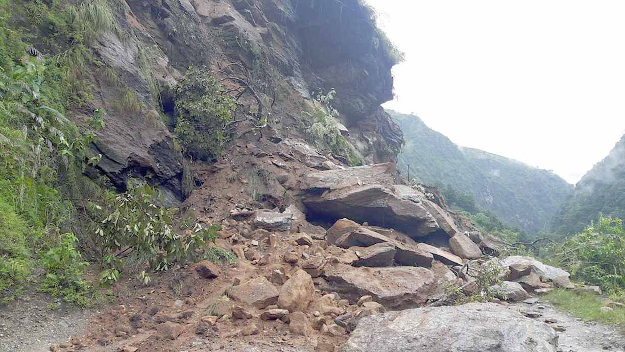 पहिरोले जयपृथ्वी राजमार्ग अवरुद्ध