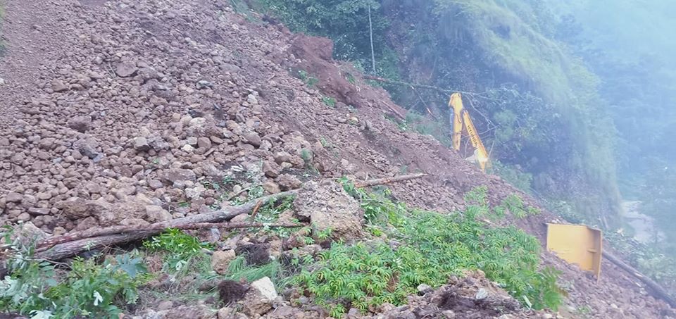 अविरल वर्षाका कारण नवलपरासीमा  पहिरो खस्दा तीन बेपत्ता, एकको उद्धार