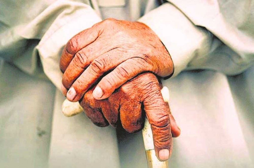 घरदैलोमै ज्येष्ठ नागरिकको वृद्धभत्ता वितरण