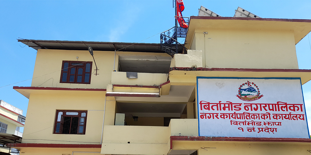 होटलमा खोप भेटिएपछि छानबिन माग गर्दै विर्तामोड नगरपालिकामा ताला