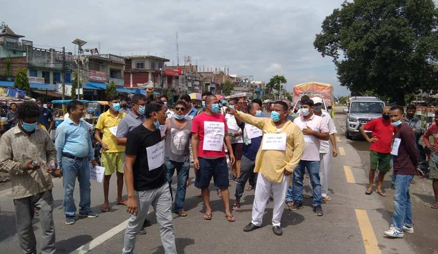 विद्युत कटौतिको विरोधमा स्थानीयले गरे राजमार्ग अवरुद्ध