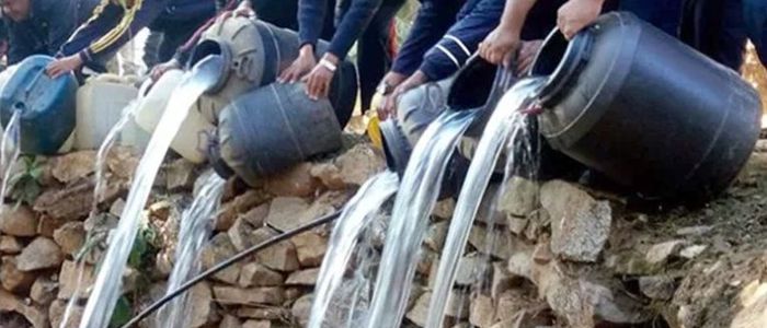 रौतहटको गरुडामा प्रहरीले सयौँ लिटर अवैध घरेलु मदिरा नष्ट