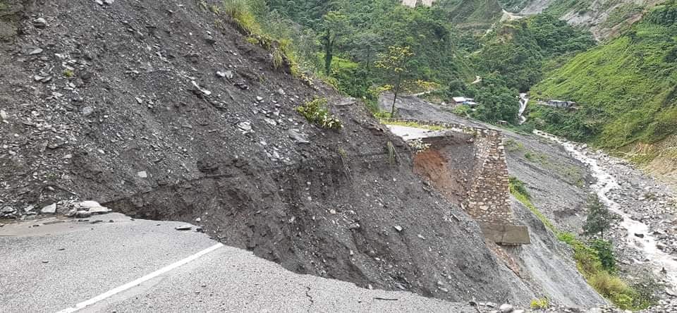 सङ्खुवासभाको भोटखोला जाने सडक तीनदेखि अवरुद्ध