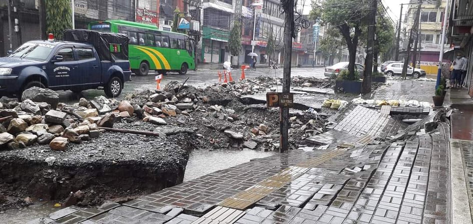 अविरल वर्षाका कारण पोखराको महेन्द्रपुल क्षेत्रको सडक भासियो