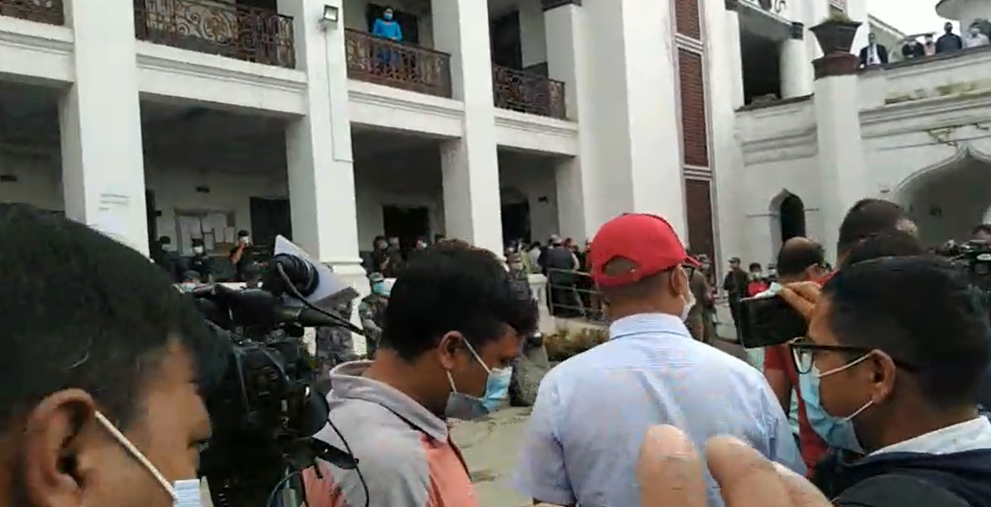 माधव नेपालसहित समाजवादीका  नेताहरु निर्वाचन आयोगमा