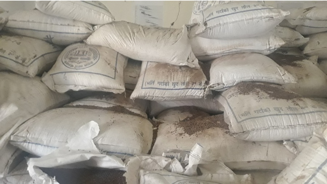 वितरण गर्न ल्याइएको चामल गोदाममा नै कुहियो