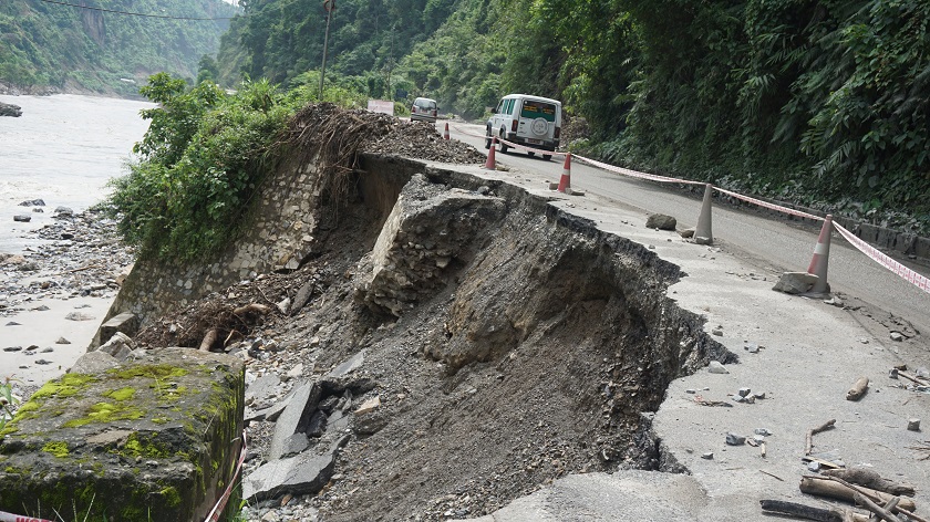 बाढी पहिरोले सडकमा ८० करोडको क्षति