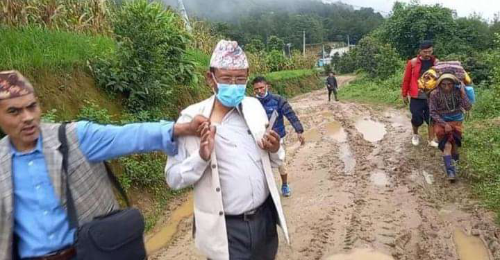 बाटो नबनाएको भन्दै गाउँपालिका अध्यक्षको कठालो समातेपछि यस्तो भयो हेर्नुहोस्