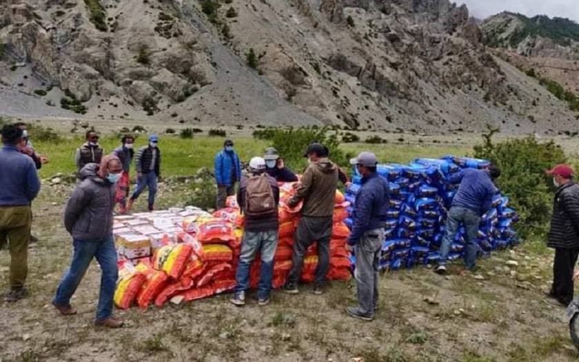 मनाङका बाढी पीडितलाई राहत वितरण