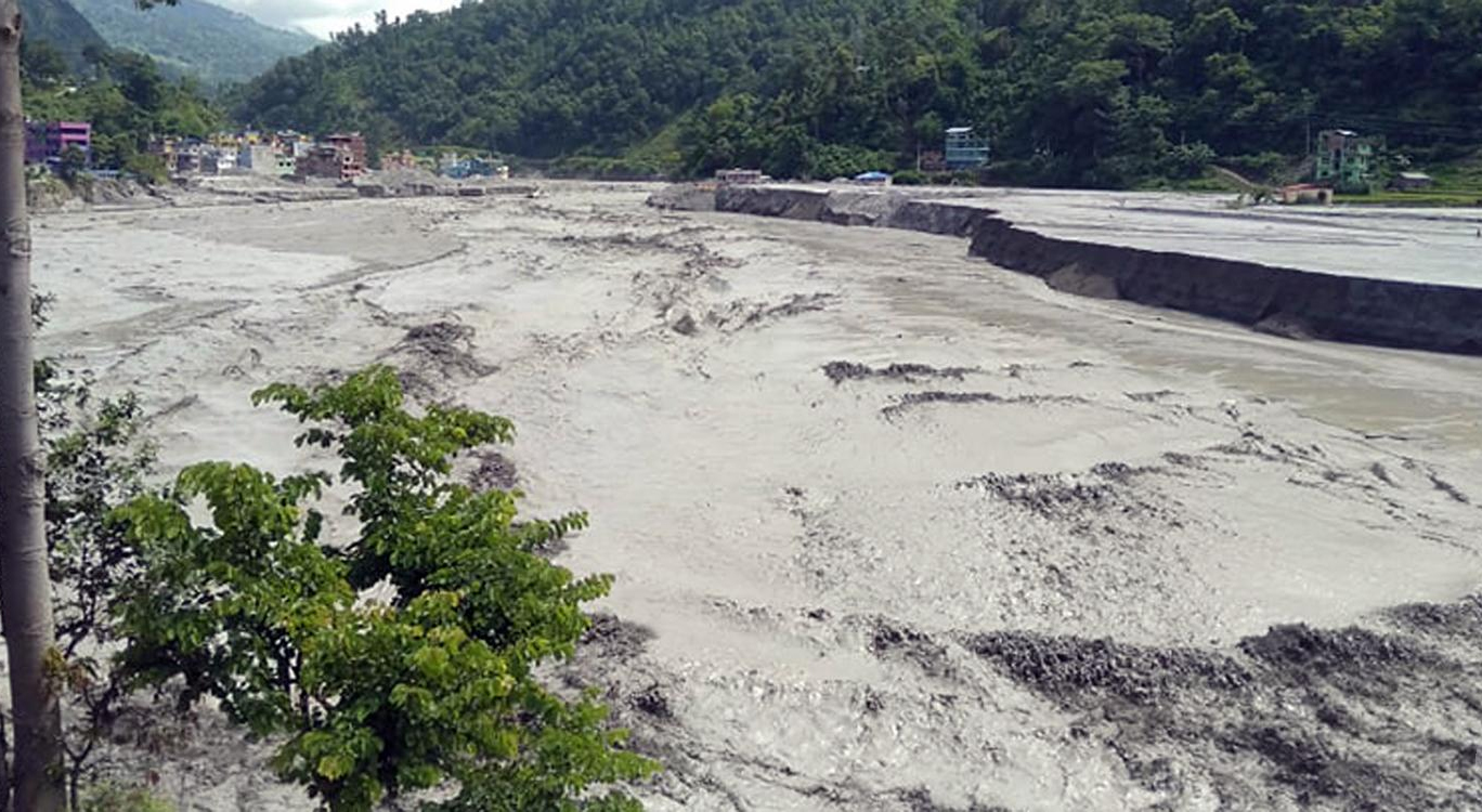 सिन्धुपाल्चोक बाढी : मेलम्ची र हेलम्बुका १७ घर टहरा बगे