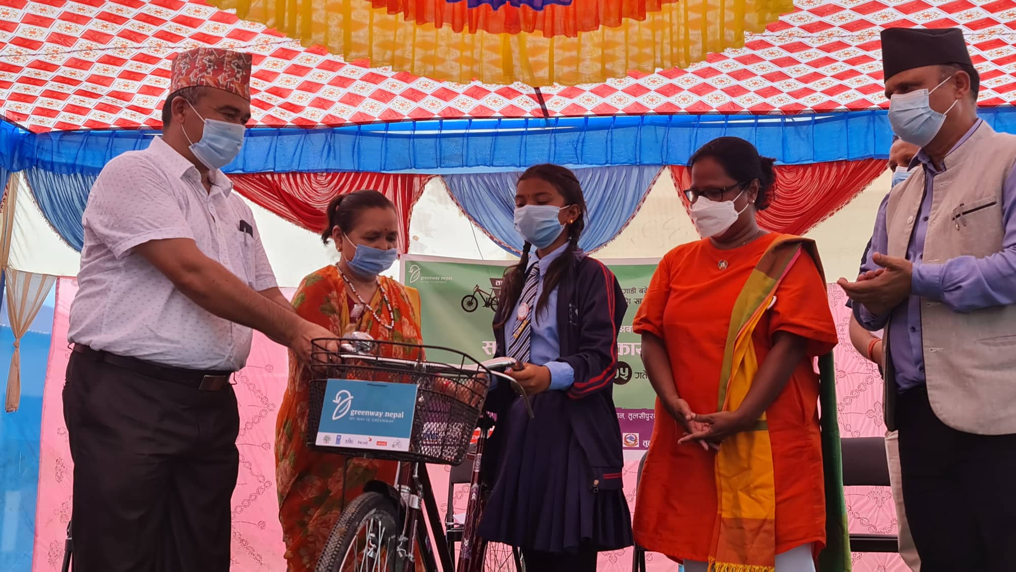 तुलसीपुर उपमहानगरपालिकाले छात्राहरूलाई ५० वटा साइकल वितरण