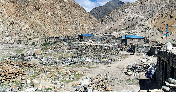  नेपाल–चीन सीमा अध्ययन गर्न गृह मन्त्रालयको टोली लिमी लाप्चा क्षेत्रमा रहेका सीमास्तम्भको अध्ययन गरेर हिल्सा पुगे