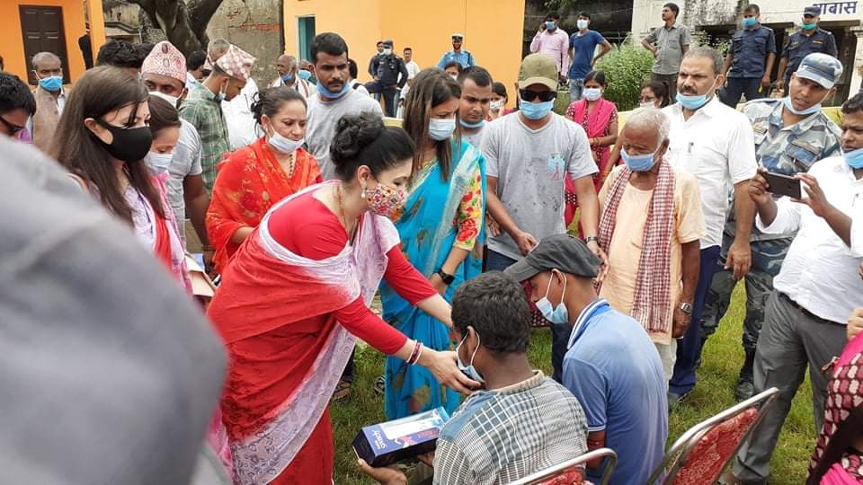 हिमानी शाहद्वारा राहत सामग्री वितरण