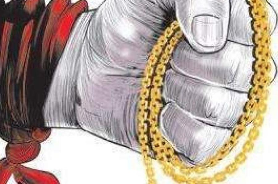 नगद र सुनका गहनासहित छ लाख बढीको चोरी
