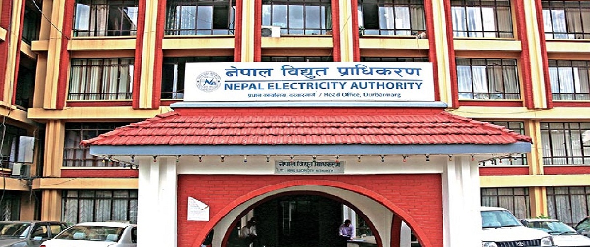 नेपाल विद्युत् प्राधिकरणका कर्मचारीले उपभोक्ताको सेवामा चरम लापरवाही