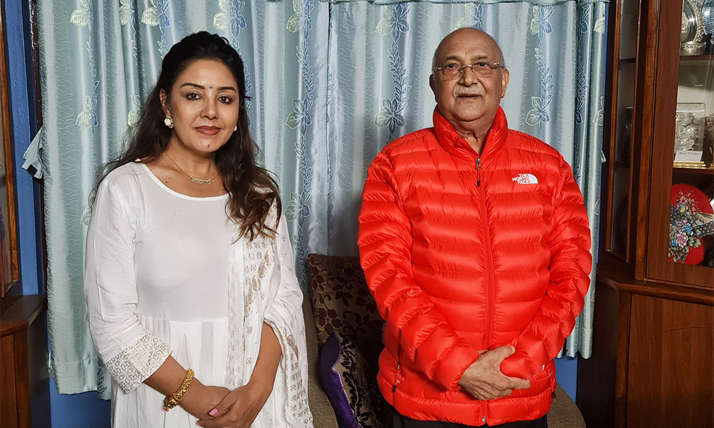 ओली-करिश्मा भेट : राजनीतिदेखि छक्कापञ्जासम्मको कुरा, कमेडी क्लबमा ओलीलाई निम्तो