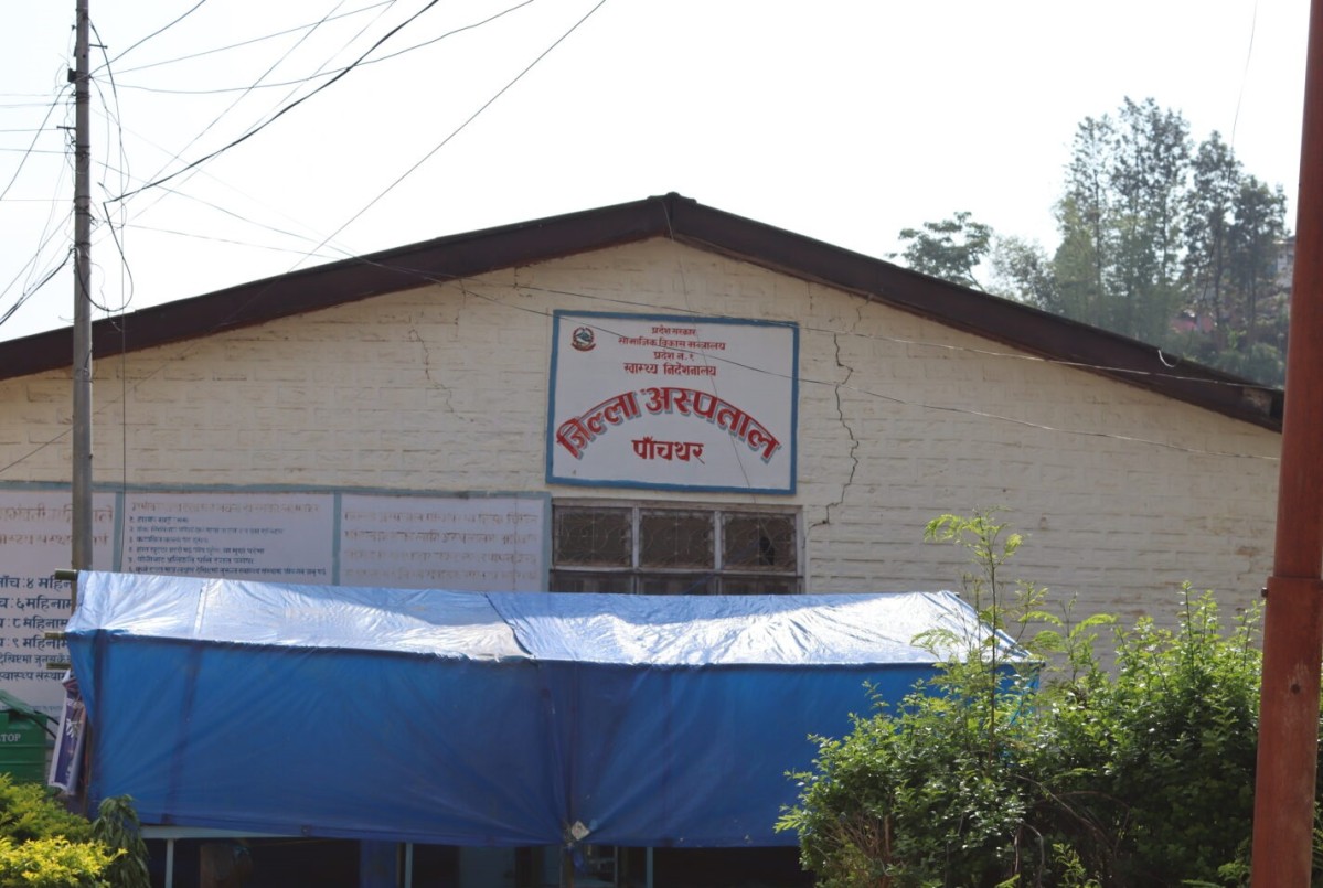 पाँचथर अस्पताल तोडफोड : आकस्मिक बाहेकका सेवा बन्द
