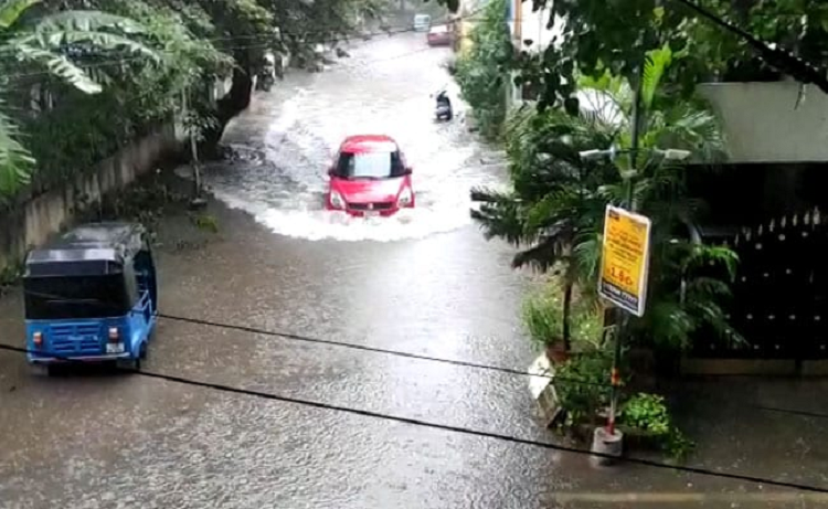 भारतको चेन्नईमा भीषण वर्षा, शहर जलमग्न भएपछि विद्यालय र कलेज बन्द