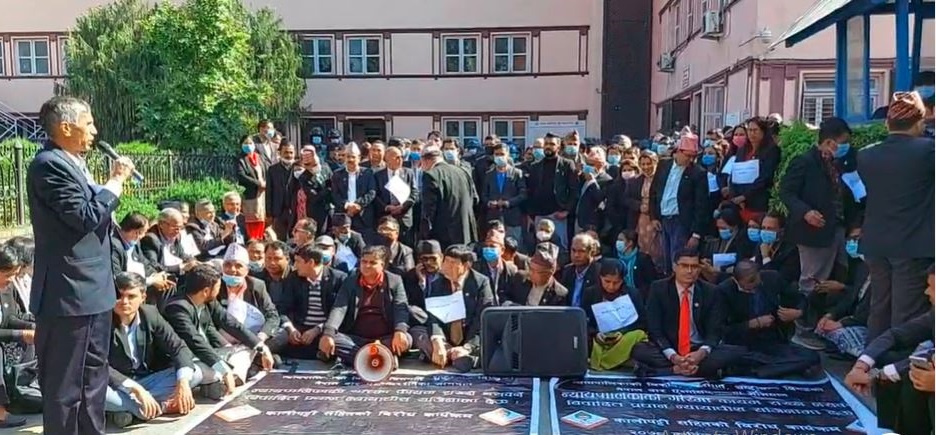 आज पनि कानुन व्यवसायी र प्रहरीबीच सर्वोच्च अदालत परिसरमा धकेलाधकेल