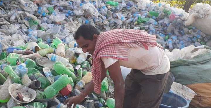 फोहोर सङ्कलन गरेरै मासिक ५० हजार कमाउँछन् रामनरेश