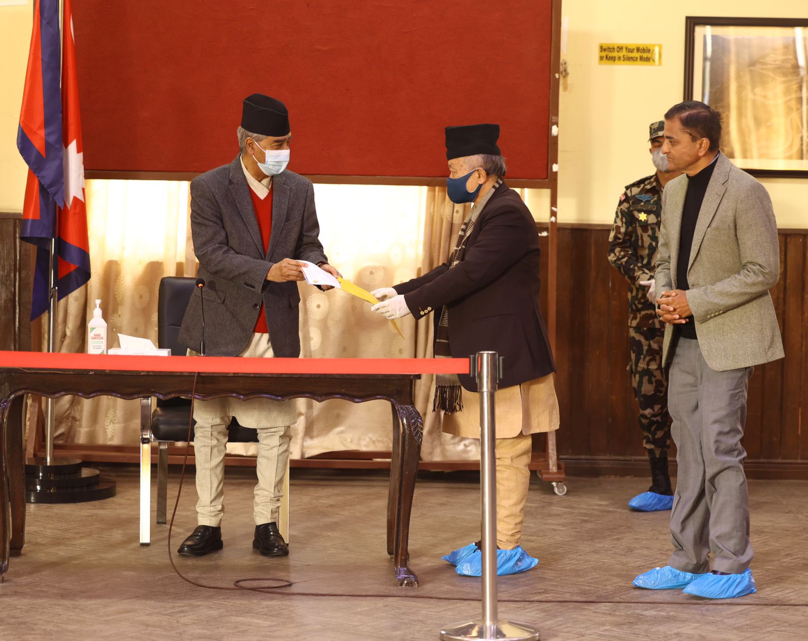 एमालेको ज्ञापनपत्र बुझ्दै प्रधानमन्त्री देउवाले भने- कोरोना नियन्त्रणमा सबै एकजुट हाैँ