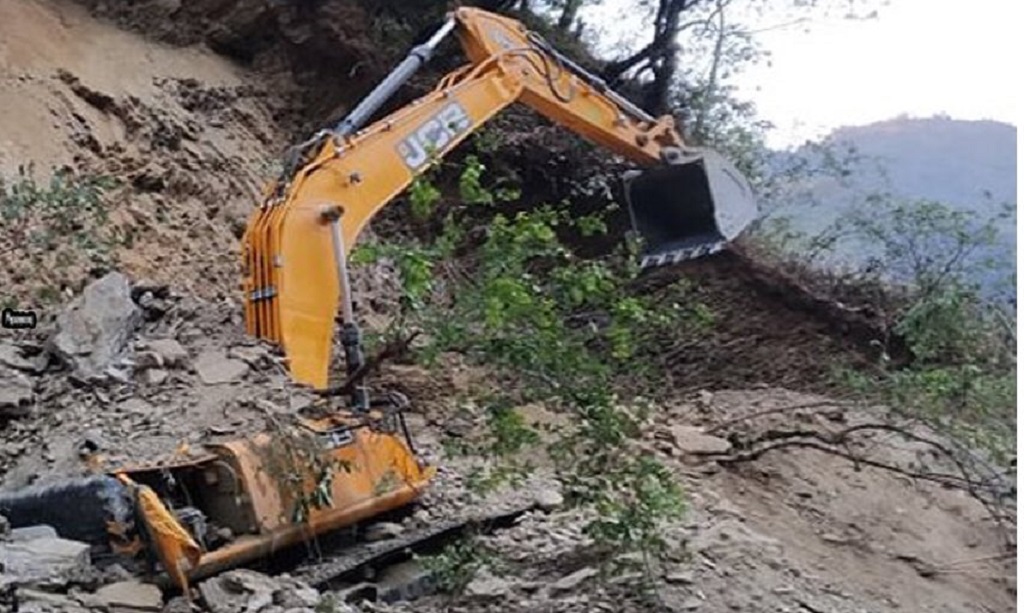 धादिङमा बाटो खन्दैगर्दा पहिरो : तीन जना बेपत्ता, डोजर पनि पुरियो