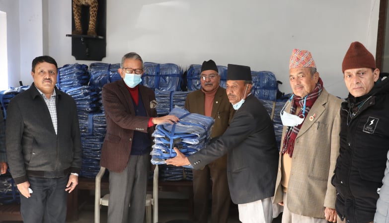 एसएस फाउन्डेसनद्वारा डोटीको झिमे मालिका माविलाई ८ सय झोला सहयोग