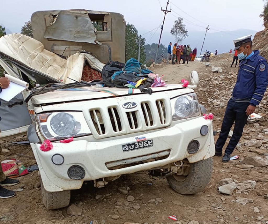 ओखलढुंगामा गुडिरहेकाे जिपमाथि ढुंगा खस्यो, ३ जनाको मृत्यु