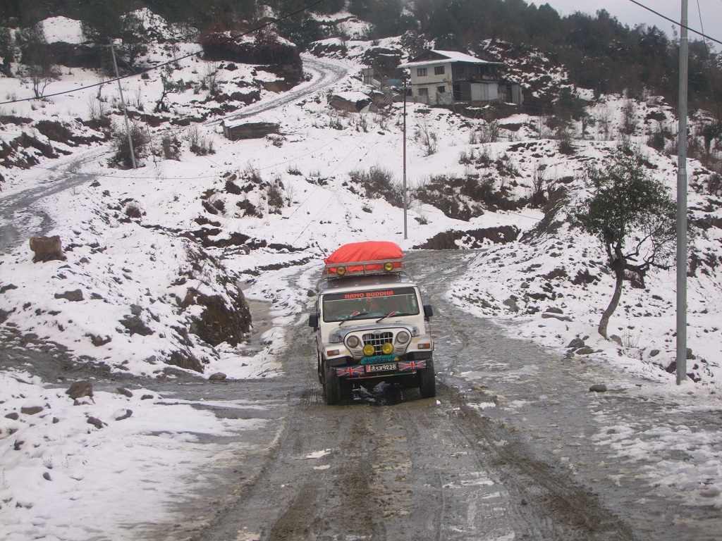 हिउँमा खेल्दै पाथीभराको दर्शन : तीर्थयात्रीको आवतजावत बढ्यो