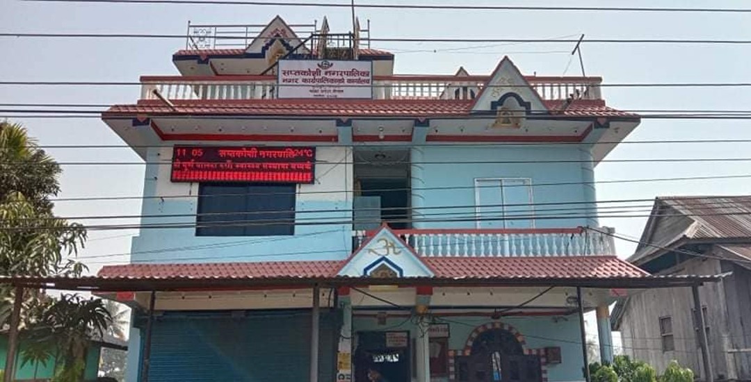 सप्तरीकोसी नगरपालिकामा ताला लगाउने क्रममा झडप, २ जना घाइते