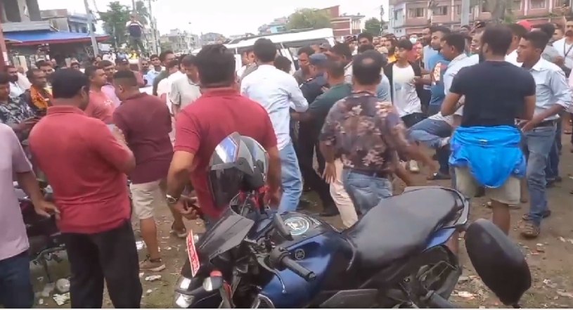 विर्तामोड: निर्वाचन कार्यालयको गाडीमा मतपत्र भेटिएपछि नारावाजी, भित्र मतगणना जारी