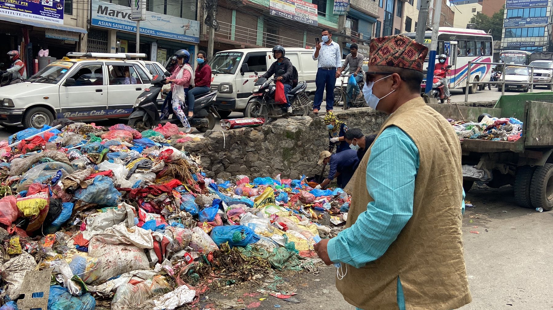 महानगरले नसकेको भन्दै फोहोर उठाउन सडकमा निस्के चर्चित वडाध्यक्ष, वडाभित्रै व्यवस्थापन गर्ने