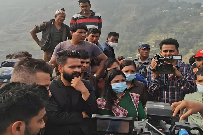 बालेन र सुनिता पुगे फोहोर व्यवस्थापनबारे स्थानीयसँग छलफल गर्न सिसडोल