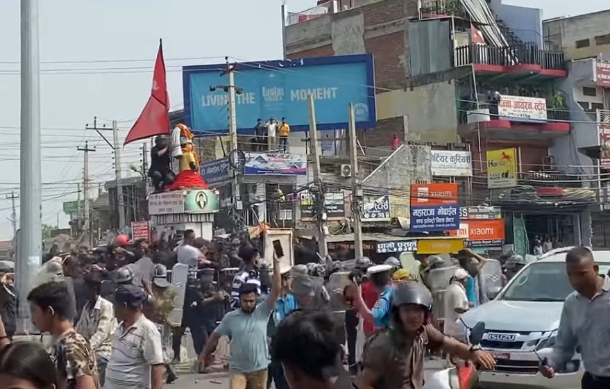 नेपालगञ्जमा तनाव : राजा वीरेन्द्रको सालिक प्रहरीले बल प्रयोग गर्दै हटायो