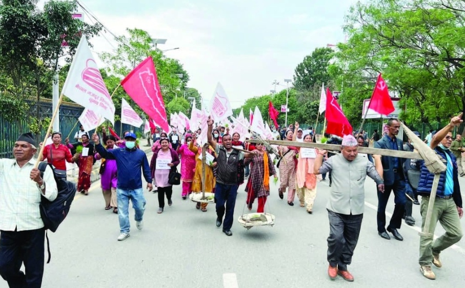 मल अभाव भएको भन्दै काठमाडौंमै कृषि ओैजार सहित प्रदर्शन