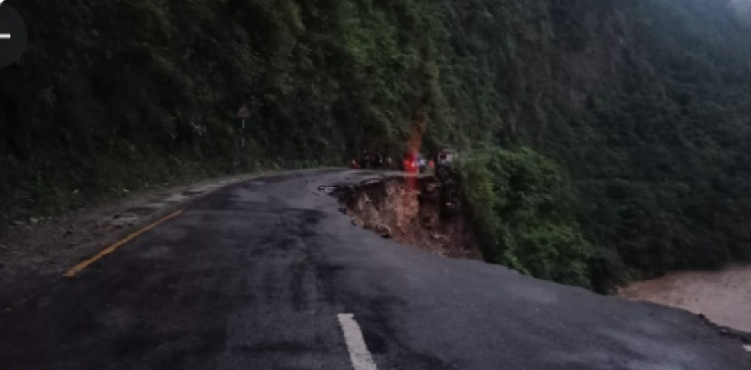 पृथ्वी राजमार्गको सडक झण्डै २० मिटर भासियो,  यातायात अवरुद्ध