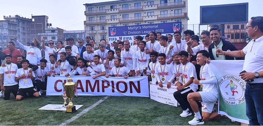 झापा फुटबल क्लबका खेलाडीलाई झापा गोल्ड कपले सम्मान गर्ने