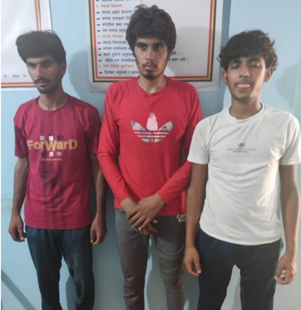 कर्मचारीलाई कुटपिट गरी कार लुटेर भाग्ने तीन भारतीय नागरिक पक्राउ