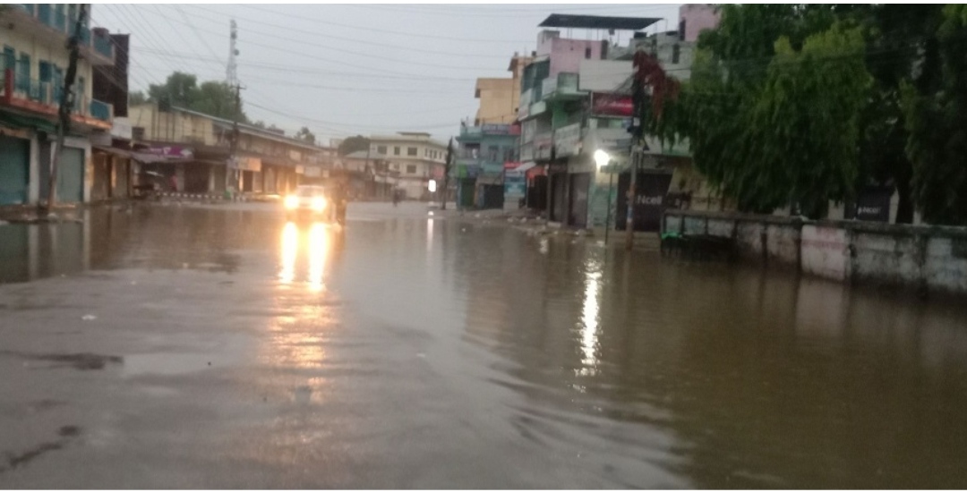 लगातारको भारी वर्षाले धनगढी जलमग्न