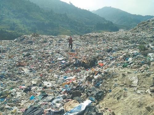 सिसडोल पुगेर फोहोरको गन्ध मापन गरेर फर्कियो वैज्ञानिकको टोलि