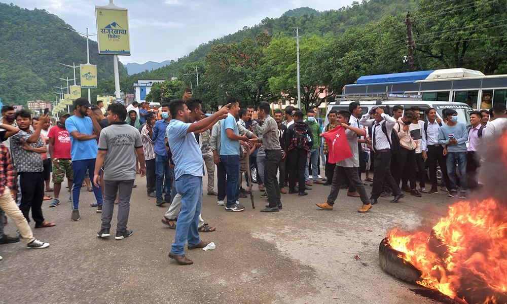 पेट्रोलियम पदार्थको मूल्यवृद्धिविरुद्ध रुपन्देहीमा अनेरास्ववियुको विरोध (तस्बिरहरू)