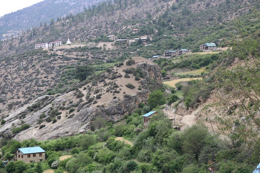 हुम्लामा देखियो ठेउला