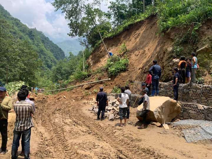 सङ्खुवासभामा निर्माणाधीन सडकमा पहिरो खस्दा दुई मजदुरको ज्यान गयो
