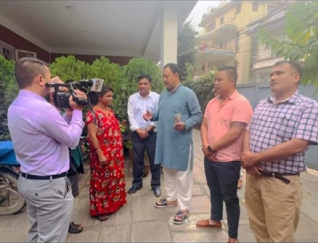 काँग्रेस नेता बस्नेतले गरे चन्द्रनाथ आचार्यलाई ५१ हजार सहयोग