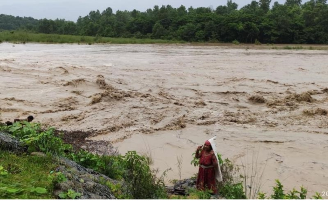 कैलालीको मोहना नदीले सतर्कता तह पार गर्यो