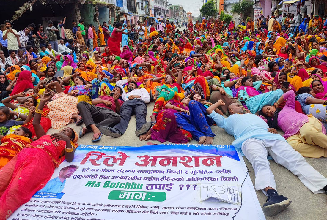 जनकपुरमा सडकमै सुतेर मुख्यमन्त्री कार्यालयअघि सुकुम्बासीको विरोध